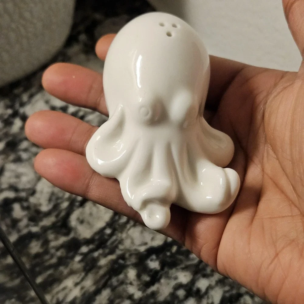 white ceramic octopus shaker‎